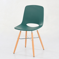 Chaises de salle à manger modernes en plastique blanc PP avec pieds en métal chromé pour restaurant café Chaise empilable DC-S005