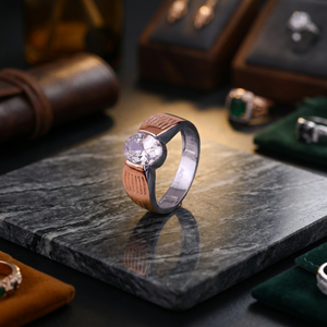 Elegante Anillo de Plata de Ley de Dos Tonos con Banda de Acabado Dorado Texturizado, Joyería Moderna y Minimalista para Uso Diario Unisex - Product Image 4