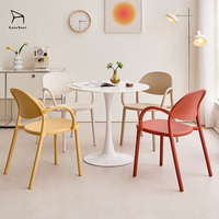 Chaise de salle à manger moderne empilable et épaissie en plastique PU pour la maison, les salons et les centres commerciaux – Vente en gros