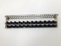 Panel de Conexiones en Blanco de Alta Densidad 1U 48 Puertos Cat6 UTP RJ45/RJ11 con Barra Trasera de Material SPCC Color Negro