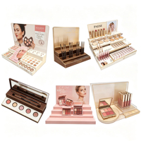 Maßgefertigter Kosmetik-Präsentationsständer für Theken - Acryl-Display für Make-up, Lippenstifte und Hautpflege im Einzelhandel