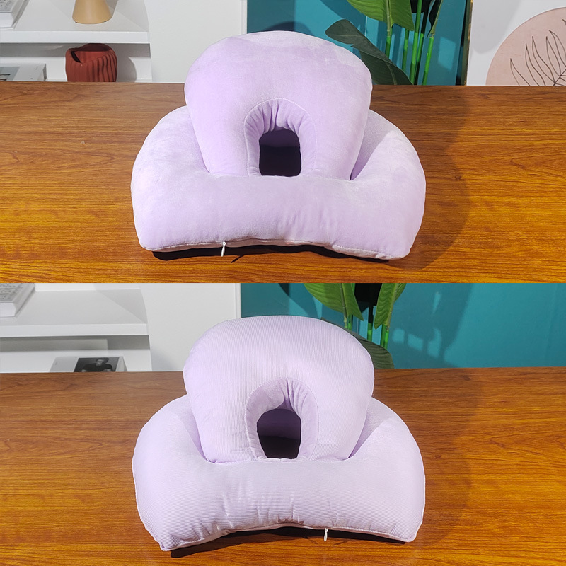 ด้านหนึ่งเป็นผ้าไอซ์ซิลค์ อีกด้านหนึ่งเป็นผ้ากำมะหยี่สีม่วง