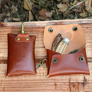 Bolsa para encendedor de cuero genuino premium hecha a mano, recargable, con gancho de latón vintage, resistente y duradera, hecha en China. - Product Image 3