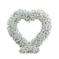 Arche de mariage en forme de cœur avec roses blanches éthérées et gypsophile, arrangement floral rond personnalisé et élégant pour la décoration de fond de scène d'église