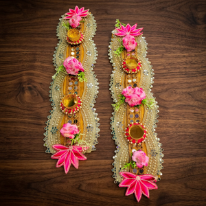 Camino de Mesa Festivo Hecho a Mano de Lujo con Diseño Floral de Loto, Adornado con Espejo y Borde de Perlas, Portavelas Decorativo - Product Image 1