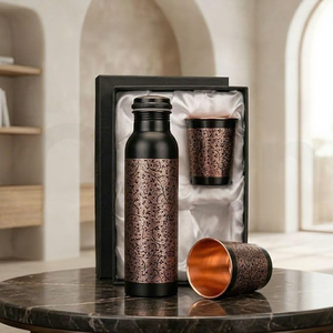 Botella de agua antigua de cobre con dos vasos de cobre grabados a juego, juego de recipientes tradicionales indios para bebidas, juego de botellas de agua de metal. - Product Image 4