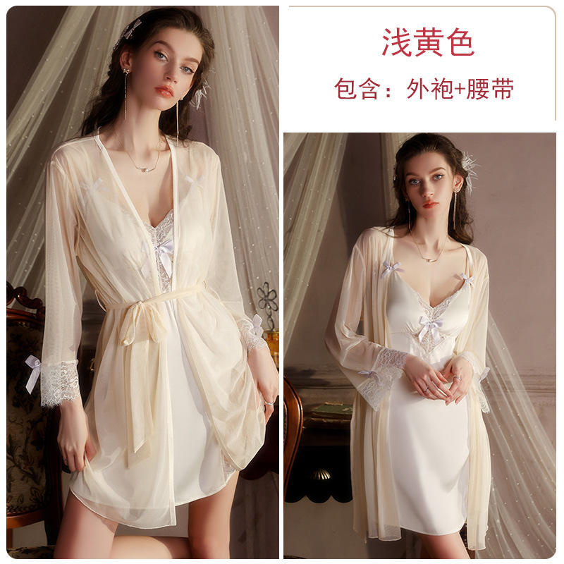 สีเหลืองอ่อน (เสื้อคลุม + เข็มขัด)