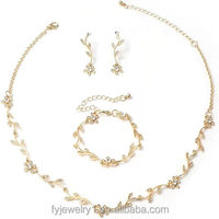 Ensemble de bijoux pour femme en alliage de cuivre et zircon, comprenant collier, boucles d'oreilles et bracelet, idéal pour les soirées, bijoux fantaisie