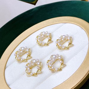 Broches de mode automne-hiver, populaires, motif guirlande florale, broche de poitrine, pendentif, broche de collier en perle d'eau douce naturelle de Zhuji, double usage - Product Image 1