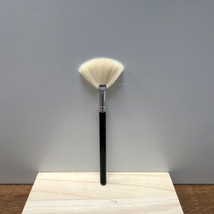 The Cloud Brush Tamaño mediano Suave Natural Fluffy Hair Fan Brush Mascarilla facial Highlight Pink Fan Facial Brush - Product Image 5