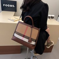 Sac fourre-tout à bandoulière en PU grande capacité pour femme, avec fermeture éclair, rayures verticales, doublure en polyester haut de gamme, style luxe léger, été.812
