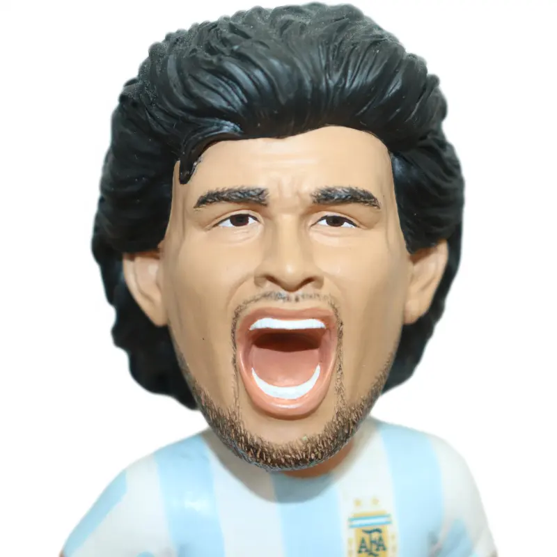 A mano scultura di arte bambolina figura di il più famoso giocatore di calcio nel mondo di Diego Armando Maradona poli statuetta in resina bambola