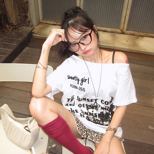 เสื้อยืดสไตล์ Y2K พิมพ์ลายตัวอักษร ทรงหลวม คอเฉียงแบบไม่สมมาตร โชว์ไหล่ สาวฮอต ดูดี มีสไตล์ ลำลอง หวาน เซ็กซี่ - Product Image 3