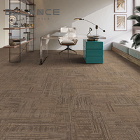 Tapis d'hôtel de luxe PP Nylon Jacquard Tapis de bureau commercial Carreaux de sol en PVC Tapis carré 50x50 25x100