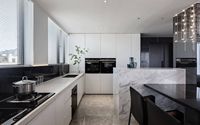 Fournisseur de projets B2B pratiques : Usine de cuisines modulaires en chêne massif sur mesure avec design moderne pour les résidences étudiantes par BINGKUN