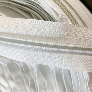 <span class=keywords><strong>Fermeture</strong></span> <span class=keywords><strong>à</strong></span> <span class=keywords><strong>glissière</strong></span> en nylon <span class=keywords><strong>au</strong></span> <span class=keywords><strong>mètre</strong></span> Longue chaîne Nylon Zipper Yards Rouleaux Taille 5 Zipper Tape - Product Image 1