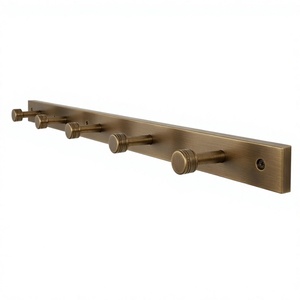 Perchero de Pared de Metal Rústico con 5 Ganchos, Diseño Resistente para Ropa, Ganchos y Rieles de Pared de Latón Antiguo, Decoración del Hogar - Product Image 1