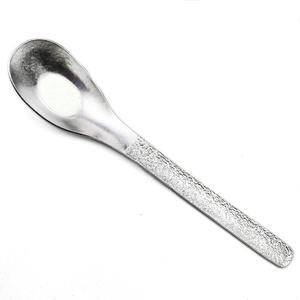 Cuchara de titanio puro con cuerpo recto y patrón de flor de hielo cristalizado para comida de bebé, uso doméstico y en restaurantes. - Product Image 5