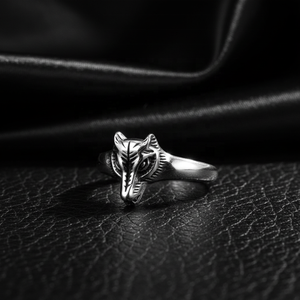 Anillo gótico personalizado de acero inoxidable 316 con cabeza de zorro miniatura para hombre y mujer, banda delgada con texturas contrastantes, estilo punk oscuro y elegante. - Product Image 1