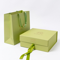 Ensemble d'emballages de luxe sur mesure pour soins de la peau, boîte rigide pliable à fermeture magnétique avec garniture en raphia