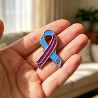 Broche multicolore bleu-violet à motifs de ruban et de gouttes d'huile, symbole international du SIDA et du VIH, pour la lutte contre le sida et les activités de bien-être public