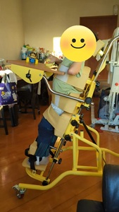 Chaise d'entraînement <span class=keywords><strong>debout</strong></span> réglable à roulettes pour enfants, directement de l'usine, dispositif de rééducation portable, exosquelette - Product Image 3