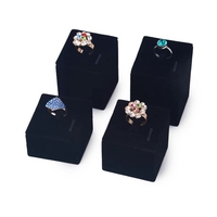Vente en gros sur mesure Présentoir à bagues en cuir brossé noir pour bagues de mariage avec étiquettes de prix pour table de bijouterie