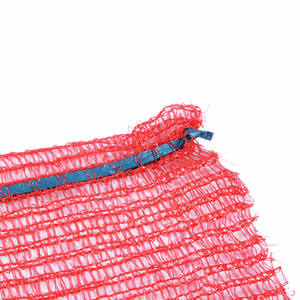Sacs en maille de pomme de terre rouge PP de bonne qualité avec cordon d'étanchéité et logo personnalisable pour une utilisation agricole - Product Image 2