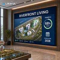 Grand mur d'affichage LED P2.6 pour centre commercial immobilier avec système de fixation de qualité professionnelle et configuration incurvée, installation en location