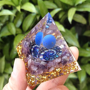 Pyramide en résine de galets de cristal, ornement de bureau artisanal en époxy, décoration d'aquarium, sphère de lapis-lazuli, vortex d'améthyste, cadeau - Product Image 2