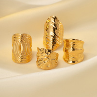 Edelstahl ring mit wasserdichter, nicht verblasener 18 Karat Vergoldung Trendy Irregular Hammered Wide Band für Hochzeiten Edelstein ringe