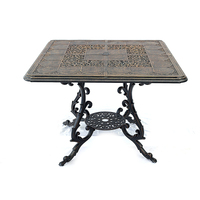 Ensemble de table et de chaises de salle à manger d'extérieur classiques, durables et traditionnelles en aluminium moulé pour l'utilisation dans le jardin ou sur la terrasse