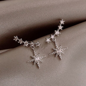 Orecchini a Perno Stile Star, Minimalisti ed Eleganti, Gioielli da Indossare Ogni Giorno, Orecchini Trendy per Donne - Product Image 1