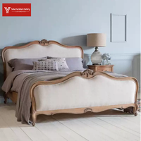 Lit double de luxe de style américain en bois massif, finition bois ciré blanc, avec tête de lit rembourrée en osier et motifs sculptés à la française