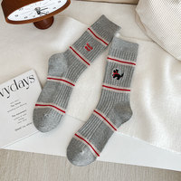 Mode haute qualité personnalisé Double aiguille mignon coton peigné broderie chaussettes chien blanc rayé chaussettes femmes équipage chaussettes pour femmes