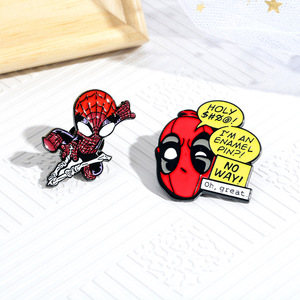 Dessin animé Spider-Man célèbre détective camion émail doux broche créative en alliage de Zinc broche Denim sac accessoires Souvenirs en gros - Product Image 1