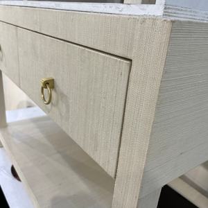 โต๊ะข้างเตียงไม้เนื้อแข็งหุ้มผ้าหญ้าสังเคราะห์แบบใหม่ยอดนิยม พร้อมลิ้นชักไม้ - Product Image 4