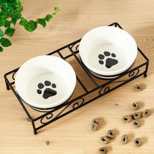 Juego de dos comederos elevados para mascotas con soporte, para agua y comida, con diseño de huellas de patas. - Product Image 3