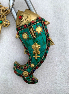 Cadenas en laiton orné en forme de poisson, serrure décorative vintage en métal avec motifs colorés, clés squelette de style antique - Product Image 3