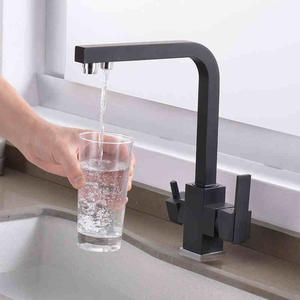 Grifo de Cocina Monomando Moderno Extraíble con Activación Tipo Llave, Válvula Cerámica, Montaje en Encimera, Rociador de Agua Fría/Caliente - Product Image 1