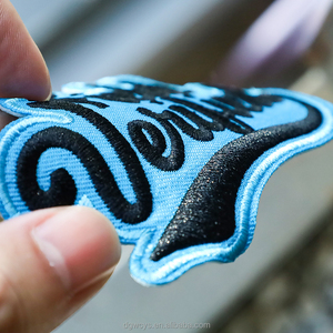 衣類用カスタム刺繍ワッペン 3Dエンボス加工パッチ ファブリックバッジ サプライヤーロゴ アイロン転写 DTFプリント 刺繍ラベル - Product Image 2