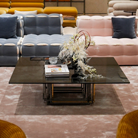 Table basse moderne de luxe sur mesure pour salon, avec plateau en verre et base en métal