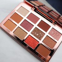 Palette de fards à paupières aux tons chauds, nuances métalliques, couleurs douces et lumineuses, maquillage professionnel