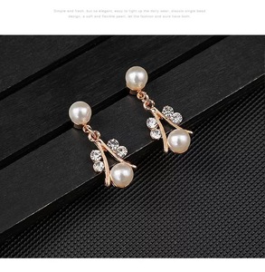 Conjunto de joyería de perlas galvanizadas de aleación de buena calidad collar de perlas pendientes pulsera conjunto de joyería nupcial de tres piezas - Product Image 5