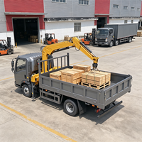 Camion grue HOWO 4x2 de 5 tonnes avec grue à flèche articulée à 3 sections et benne basculante hydraulique pour la construction