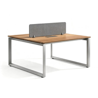 Table de travail moderne pour 2 utilisateurs, écran de séparation en tissu, plateau en bois grainé, base en métal pour espace de travail des employés