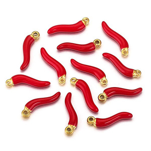 SP1042 Ciondolo Mini Corno Portafortuna <span class=keywords><strong>Cornicello</strong></span> Italiano in Acciaio Inossidabile Placcato <span class=keywords><strong>Oro</strong></span> e Smalto Rosso Peperoncino Anallergico - Product Image 5
