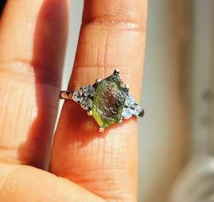 Bague moldavite hexagonale pierre précieuse tchèque brute en argent sterling cristal de guérison fait à la main bague de déclaration Boho pour elle - Product Image 4