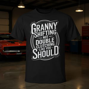 T-shirt « Granny Shifting Not Double Clutching Like You Should » avec citation sur la vitesse des voitures - Product Image 3