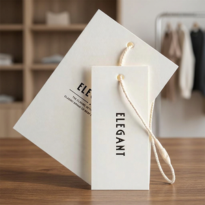 Étiquettes suspendues en papier imperméables avec logo personnalisé pour l'emballage de vêtements et de chaussures, étiquettes de vêtements imprimées en offset avec trou - Product Image 5